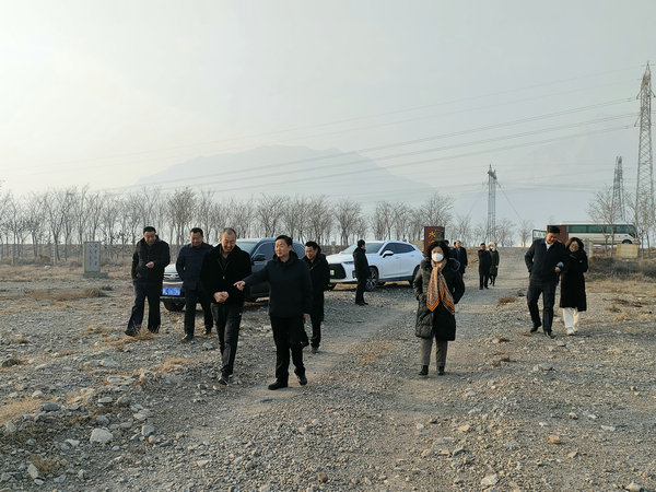 岳氏集團董事長岳平安與土壤修復專家考察寧夏惠農區(qū)生態(tài)治理情況