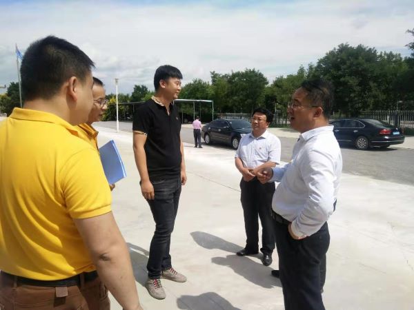 海原縣徐海寧書(shū)記視察寧夏岳氏服裝公司