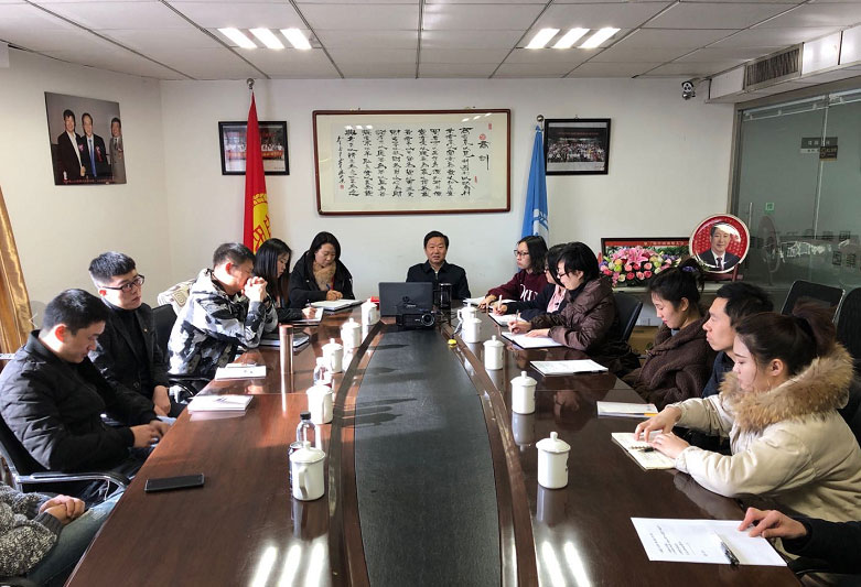 岳氏集團(tuán)董事長、中醫(yī)藥康養(yǎng)委員會(huì)主任岳平安與北京全球商源文化傳播公司簽訂戰(zhàn)略合作協(xié)議