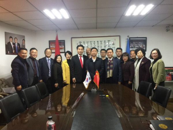 韓國(guó)客人到訪岳氏集團(tuán)并簽署合作協(xié)議書(shū)